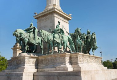 Budapeşte, Macaristan - 7 Ağustos 2018: heykel ve mimari ayrıntılı olarak Heroes Square