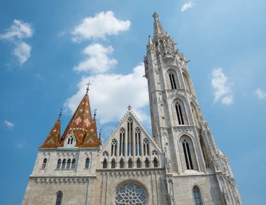 Budapeşte, Macaristan - 5 Ağustos 2018: Antik Matthias kilise ve balıkçılar burç bulunan Buda içinde cephe detay 1269 içinde inşa.