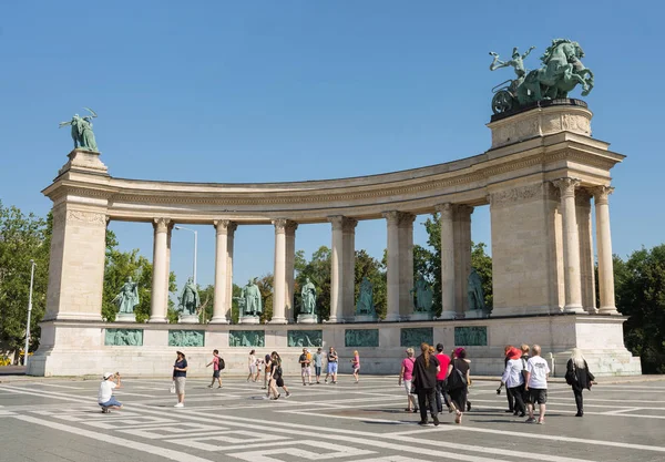 Budapeste Hungria Agosto 2018 Pessoas Indefinidas Praça Dos Heróis Húngaro — Fotografia de Stock