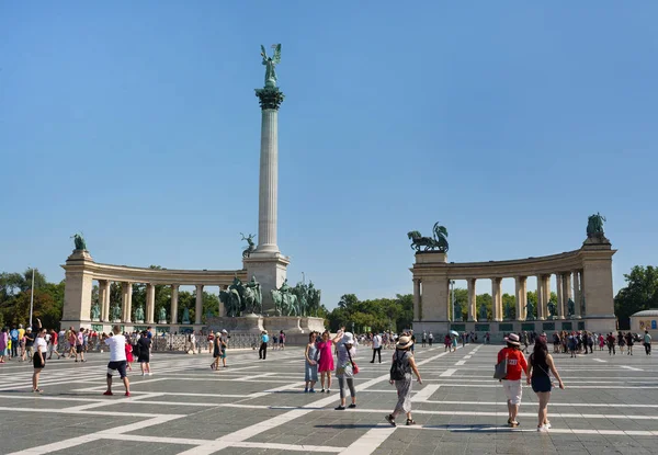 Budapeste Hungria Agosto 2018 Pessoas Indefinidas Praça Dos Heróis Húngaro — Fotografia de Stock