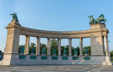Budapeşte, Macaristan - 8 Ağustos 2018: heykel ve mimari ayrıntılı olarak Heroes Square