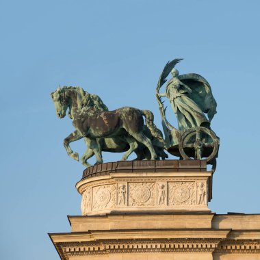 Budapeşte, Macaristan - 8 Ağustos 2018: heykel ve mimari ayrıntılı olarak Heroes Square