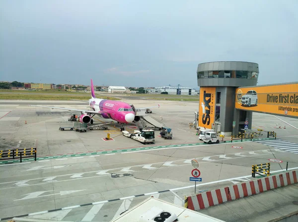 Budapeste Hungria Agosto 2018 Trabalhadores Manutenção Avião Companhia Aérea Wizzair — Fotografia de Stock