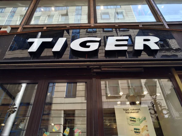 Budapest Hungría Agosto 2018 Tiger Store Sign Store Vaci Utca —  Fotos de Stock