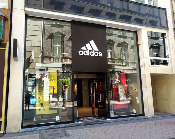 Будапешт Венгрия Августа 2018 Открытие Магазина Adidas Вывеска Магазина Улице — стоковое фото