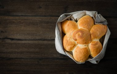 kahverengi ahşap masa ve spike Mısır Star beyaz ekmek rulo