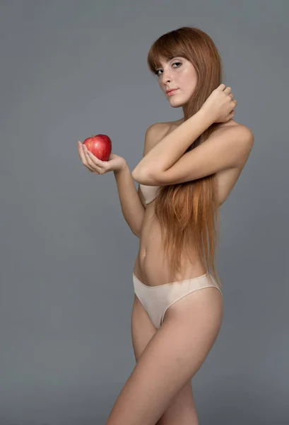 Varias Expresiones Chica Joven Con Fruta Fresca Manzana Sobre Fondo —  Fotos de Stock