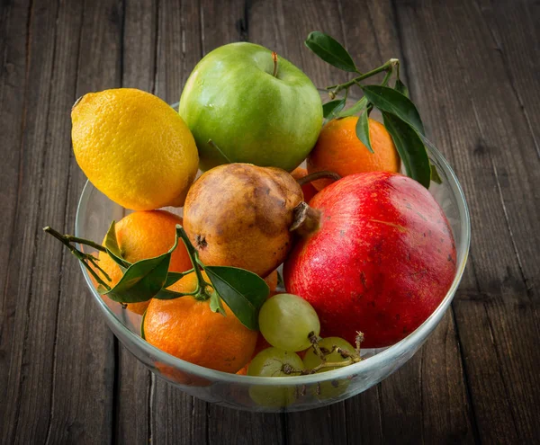 Glasschale Mit Frischen Früchten Auf Braunem Holztisch — Stockfoto