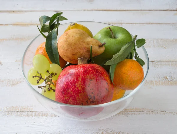 Glasschale Mit Frischen Früchten Auf Weißem Holztisch — Stockfoto