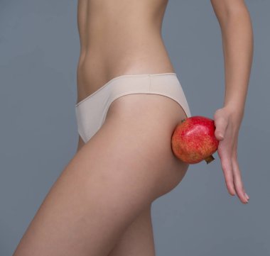 Çeşitli ifade tarafsız arka plan üzerine taze meyve nar ile genç kız tarafından