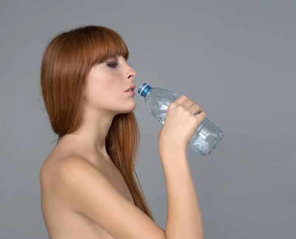 Varie Espressioni Giovane Ragazza Con Bottiglia Acqua Sfondo Neutro — Foto Stock