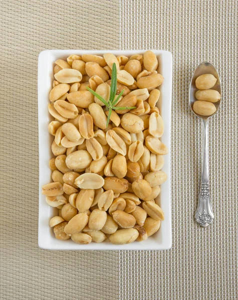 Tazón Cacahuetes Salados Con Romero Mesa Textura — Foto de Stock