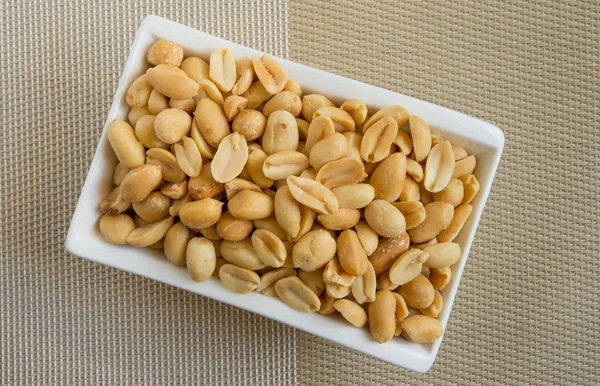Schüssel Gesalzene Erdnüsse Mit Rosmarin Auf Dem Tisch — Stockfoto