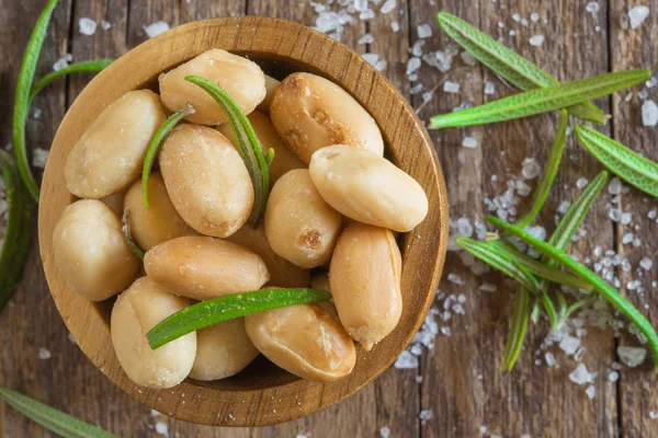 Kom Met Gezouten Pinda Met Rozemarijn Oude Houten Tafel — Stockfoto