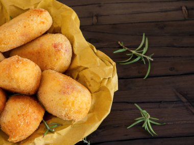 tipik katmerli dondurma yemek Patates kroket kızarmış mozzarella peyniri ile yapılan ve domuz pastırması doğranmış