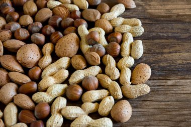 badem, fındık ve fıstık ahşap üzerine kurutulmuş meyve karışımı