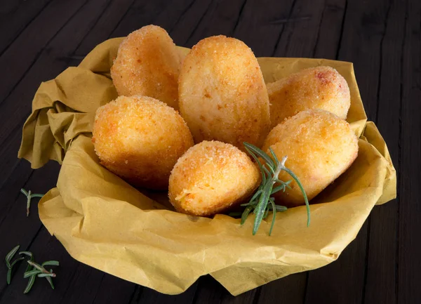 典型的那不勒斯食品马铃薯炸丸子炸用马苏里拉奶酪和培根切成小方块 — 图库照片