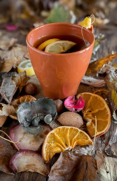 Чашка Чая Осеннем Деревянном Фоне — стоковое фото