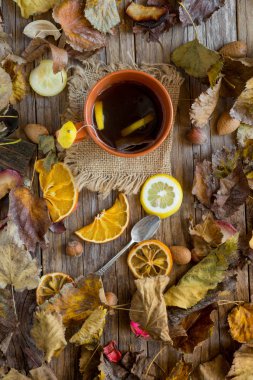 ahşap arka plan üzerinde çay