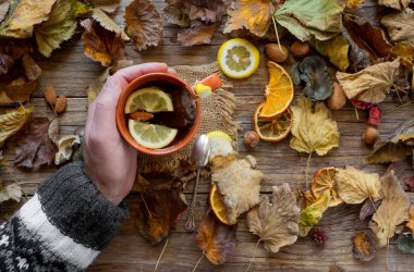 ahşap arka plan üzerinde çay ile el