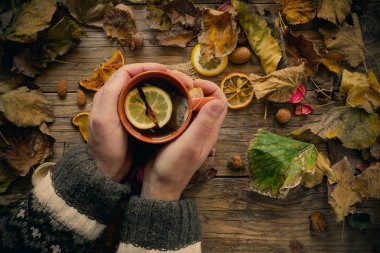 ahşap arka plan üzerinde çay ile el