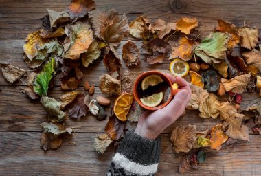 ahşap arka plan üzerinde çay ile el