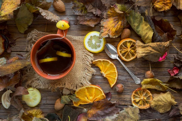 ahşap arka plan üzerinde çay