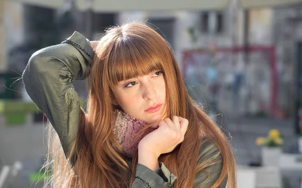 Young Girl Posing Street Photography Outdoor Urban Scene Natural Light — Stock Photo, Image