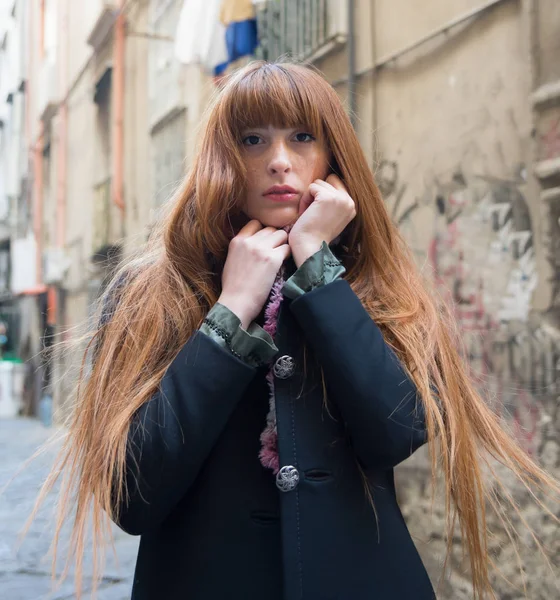 Jeune Fille Posant Dans Photographie Rue Sur Scène Urbaine Extérieure — Photo