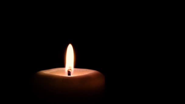 Brennende Kerze Mit Flamme Auf Schwarzem Hintergrund — Stockvideo