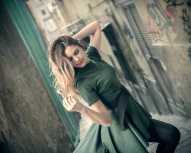 Doğal ışık açık kentsel sahne sokak fotoğrafçılığı poz genç kız esmer