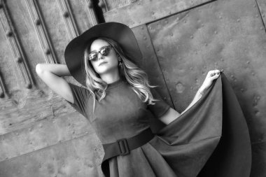 Doğal ışık açık kentsel sahne sokak fotoğrafçılığı poz genç kız esmer