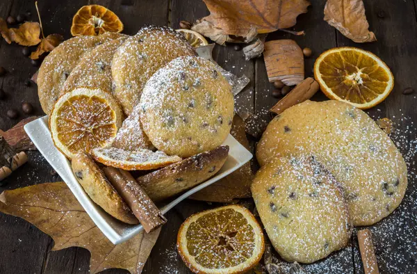 Hembakade Kakor Med Smör Och Choklad Droppar Hösten Trä Bakgrund — Stockfoto