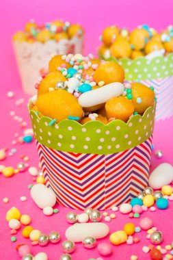 Noel arka plan struffoli tatlı pasta küçük toplar pasta ile kızarmış ve bal daldırma