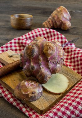 eski ahşap masanın üzerine dilimlenmiş topinambur