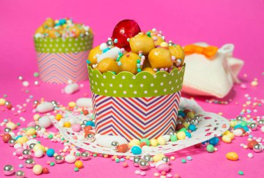 Noel arka plan struffoli tatlı pasta küçük toplar pasta ile kızarmış ve bal daldırma