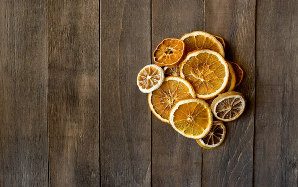 Plátkem Pomeranče Citronu Sušené Agrumes Moučkový Cukr Dřevěný Stůl — Stock fotografie