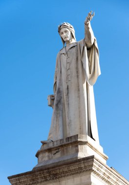 Naples, İtalya - 16 Aralık 2018: Dante Alighieri ünlü İtalyan şair, mermer heykel