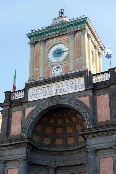 意大利那不勒斯 2018年12月16日 那不勒斯但丁广场的维托里奥 埃马努埃莱国家寄宿学校的外部立面 现在是一座校舍 — 图库照片
