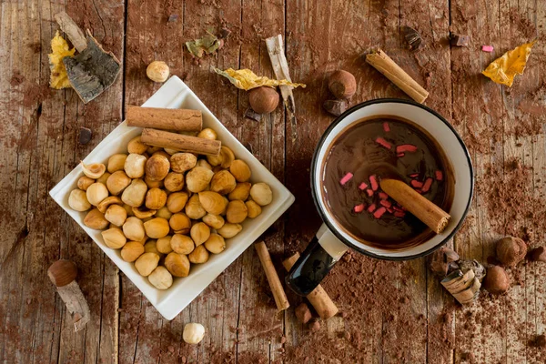 Kop Warme Chocolademelk Met Kaneel Houten Tafel Met Cacaopoeder — Stockfoto