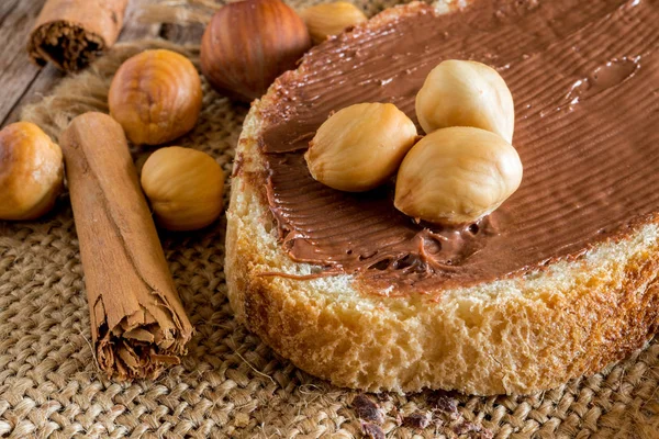 Scheibe Brot Mit Schokoladenaufstrich Geschälten Haselnüssen Und Zimt — Stockfoto