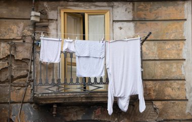 tipik balkonda kurumaya takılıyorum giysileri ile eski Napoli sokakları