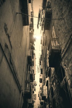Napoli eski mahallelerin dar sokakları ile tipik görünümü