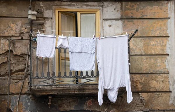 tipik balkonda kurumaya takılıyorum giysileri ile eski Napoli sokakları