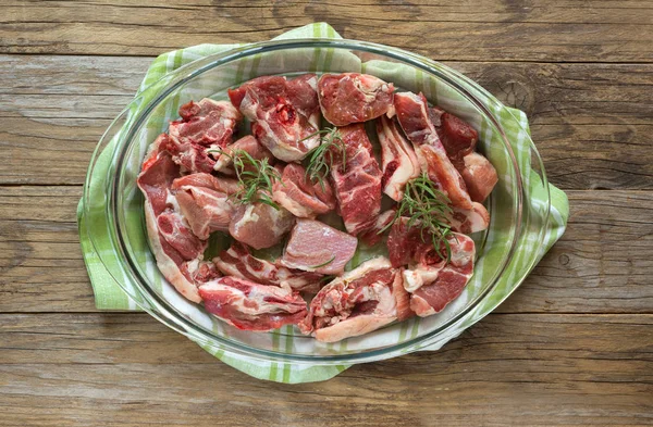 生羊肉和火鸡的混合物与迷迭香在一个玻璃平底锅 准备烘烤 — 图库照片