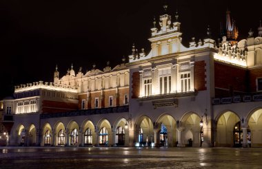 Krakow, Polonya - 3 Ocak 2019: görünüm gece çekim Rynek Glowny Main Square ve kumaş Sarayı