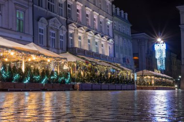 Krakow, Polonya - 3 Ocak 2019: görünüm gece çekim Rynek Glowny Main Square ve kumaş Sarayı