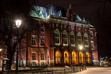 Krakow, Polonya - 3 Ocak 2019: gece çekim görünümü Jagiellonska Üniversitesi