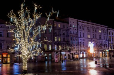 Krakow, Polonya - 3 Ocak 2019: Noel zamanında çekim gece Rynek Glowny Main Square görünümünde