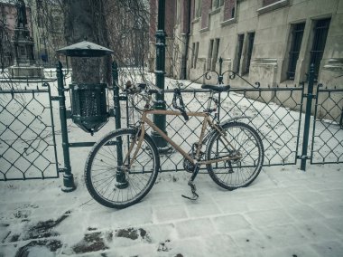 Kış zamanında Krakow - Polonya kar yağışı altında eski bisiklet